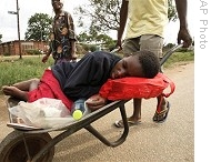Woman suspected to be suffering from cholera, is transported in wheelbarrow to Harare clinic for treatment, 18 Dec 2008