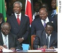 Kenya's President Mwai Kibaki (l) and opposition chief Raila Odinga sign agreement in Nairobi, 28 Feb 2008