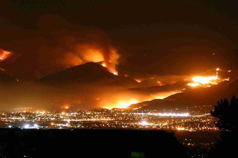 Nightime photograph of Cedar Fire - Southern California 2004