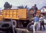 Hombres cargando un camión con llantas