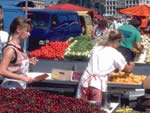mujeres en un mercado de verduras al aire libre