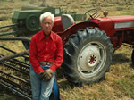 anciano reclinado en un tractor