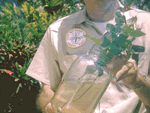 trabajador de mantenimiento de parques con un recipiente lleno de agua