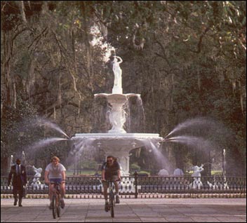 [Photo] Fountain, Savannah Historic District.