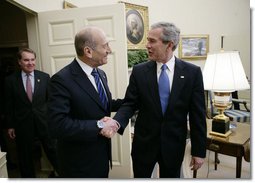 President George W. Bush welcomes Israeli Prime Minister Ehud Olmert to the White House for a meeting Monday, Nov. 13, 2006.  White House photo by Eric Draper