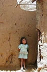 Una niña en una choza mal construida
