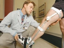 Selectively lockable brace allows the knee to move, allowing faster, less painful rehabilitation.