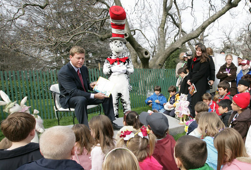 Hall of Fame football player Troy Aikman reads "One Fish, 2 Fish, Red Fish, Blue Fish" for children at the reading nook at the 2008 White House Easter Egg Roll, Monday, March 24, 2008. White House photo by Chris Greenberg