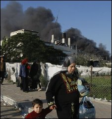 Palestinian families flee Zeitun district of Gaza City