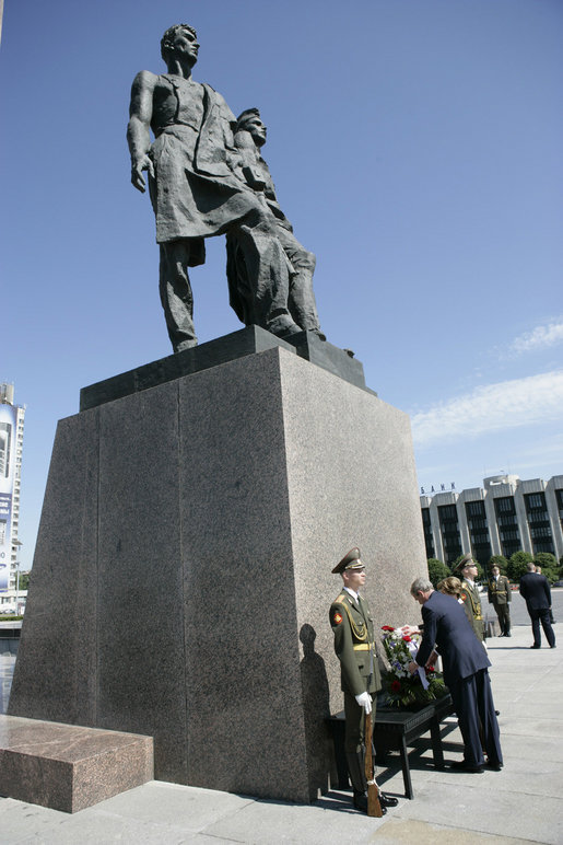 President George W. Bush and Laura Bush place a wreath at the Monument to the Heroic Defenders of Leningrad, Friday, July 14, 2006, in St. Petersburg, Russia, where President Bush will attend the G8 Summit. White House photo by Eric Draper