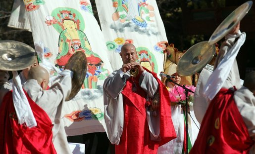 Cultural performers entertain spouses of APEC leaders at the Beomeosa Temple in Busan, Korea Friday, Nov. 18, 2005. White House photo by Shealah Craighead