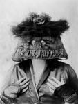 Marie Dressler with hat over head. 1909
