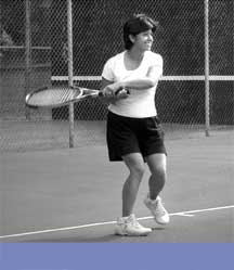 mujer jugando al tenis