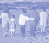 Familia de espaldas caminando abrazados por la playa
