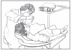 Ilustración de un dentista examinando los dientes de un paciente. El paciente esta reclinado en una silla y su boca esta abierta. La dentista esta puesta un mandil y una mascara sobre su boca y su nariz y esta revisando la boca del paciente.