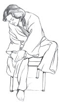 Ilustración de una mujer vestida en una salida de baño y sentada en una silla revisándose la planta del pie izquierdo.