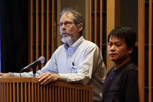 Boeke and lecture host Yong Yang, right