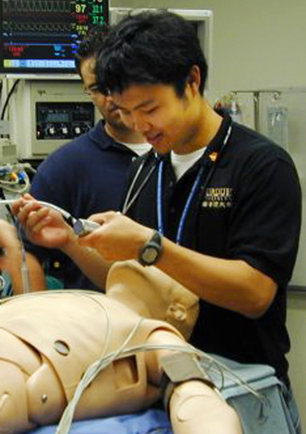 Steven Lee learned intubation techniques at the National Naval Medical Center during his 2007 BESIP internship.