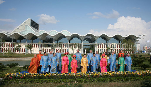 Leaders of the 2006 Asia-Pacific Economic Cooperation pose for their official portrait Sunday, Nov. 19, 2006, in Hanoi. White House photo by Paul Morse