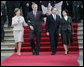 El Presidente George W. Bush y la señora Laura Bush se despiden del Presidente Álvaro Uribe y la Primera Dama Lina Moreno de Uribe de Colombia al concluir su visita al Palacio Presidencial en Bogotá el domingo, 11 de marzo de 2007. Foto de Eric Draper de la Casa Blanca. 