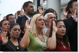 Petitioners take the Oath of Citizenship at Monticello's 46th Annual Independence Day Celebration and Naturalization Ceremony Friday, July 4. 2008, in Charlottesville, VA.  White House photo by Joyce N. Boghosian