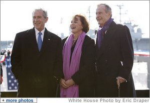 El presidente George W. Bush y su hermana, Doro Bush Koch, acompañan a su padre, el ex presidente George H. W. Bush, durante la ceremonia de botadura del nuevo portaaviones George H. W. Bush (CVN 77) en Norfolk, Virginia, el pasado 10 de enero de 2009. Foto por Eric Draper de la Casa Blanca