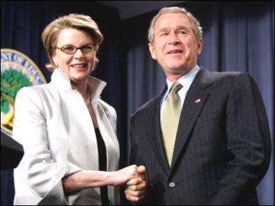 Secretary Spellings and President Bush shake hands.