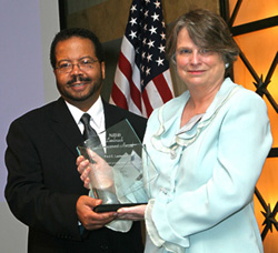 NIBIB director Dr. Roderic Pettigrew presents the NIBIB Landmark Achievement Award to M. Joan Dawson, wife of the late Dr. Paul Lauterbur.