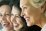 Foto de tres mujeres sonriendo.