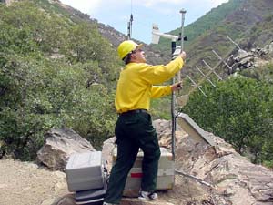 NOAA image of IMET Chuck Redman from the NOAA National Weather Service forecast office in Boise, Idaho, setting up the FireRAWS equipment near a wildfire.