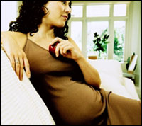 Foto: Una mujer embarazada sentada en un sofá.
