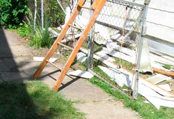Figure 2. Ladder without safety feet on driveway against fence/gate.