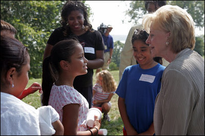 Lynne Cheney talks with a group of fourth graders from local Fairfax County public schools during a Constitution Day 2005 celebration at George Washington's Mount Vernon Estate Friday, September 16, 2005.