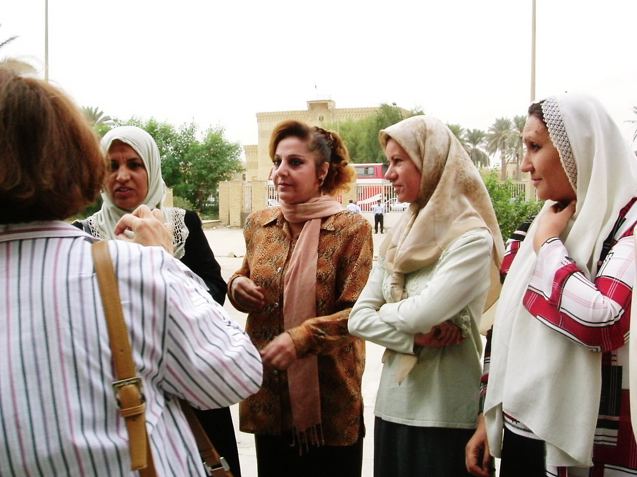 Iraqi librarans talking with Deeb