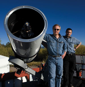 Tom Vestrand (left) and Przemek Wozniak, with the RAPTOR telescope