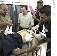 A wounded Iraqi doctor is treated for gunshot injuries at a hospital in Kirkuk, 09 Jul 2008<br />