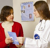 Photo of patient receiving information about folic acid