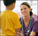 Foto: una profesional de la salud hablando con un niño