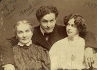 A 1907 photo of Harry Houdini with his "two sweethearts"—mother Cecilia Steiner Weiss and wife Beatrice
