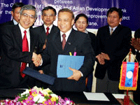 ADB representatiave and Lao officials sign aid agreements, December 2008