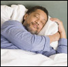 Foto: un hombre durmiendo en su cama