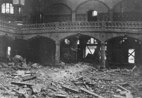 Sinagoga destruída durante a Noite dos Cristais (<i>Kristallnacht</i>).  Foto tirada em Dortmund, Alemanha, novembro de 1938.