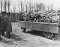 Американские военные смотрят на трупы в концентрационном лагере Бухенвальд.