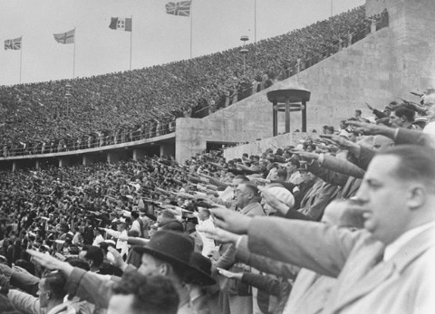 يحيي الجمهور الألماني أدلف هتلر في ملعب الألعاب الأولمبية الحادية عشر. برلين, ألمانيا. أغسطس 1936.