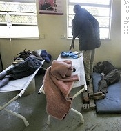 Cholera patients wait for treatment at Budiriro Polyclinic in Harare, 26 Nov 2008