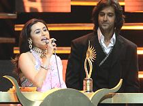 Indian Bollywood actress Rani Mukherjee, who won the best female actress in a leading role award, gives her acceptance speech at the 2005 International Indian Film Academy Awards in Amsterdam
