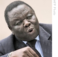 Morgan Tsvangirai gestures as he addresses journalists during press conference in Harare, 25 Jun 2008