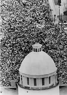 Sea of 30,000 civil rights demonstrators gathered outside the Alabama state capitol following their march from Selma to Montgomery