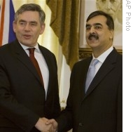 British PM Gordon Brown, left, shakes hands with his Pakistani counterpart Yousuf Raza Gilani at prime minister's house in Islamabad, 14 Dec. 2008