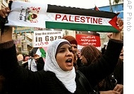 Palestinian protesters in the West Bank town of Ramallah, 11 Jan 2009 